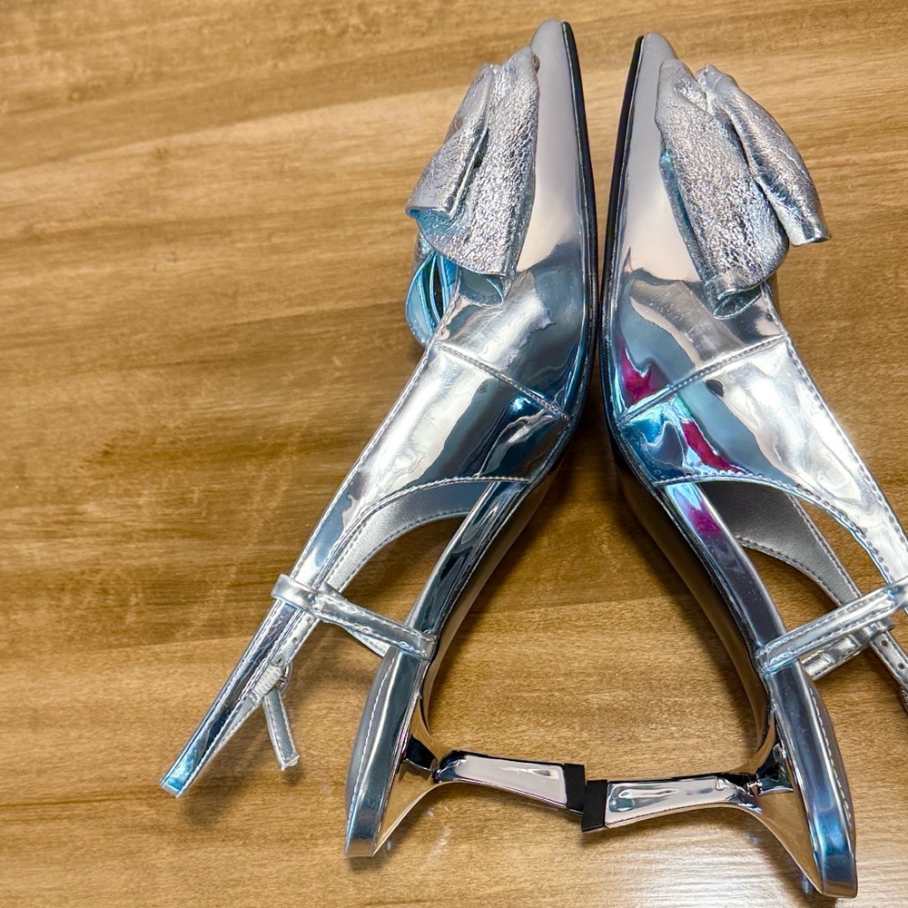 Marc Fisher Metallic Silver Bow Heels - Picture 6 of 11